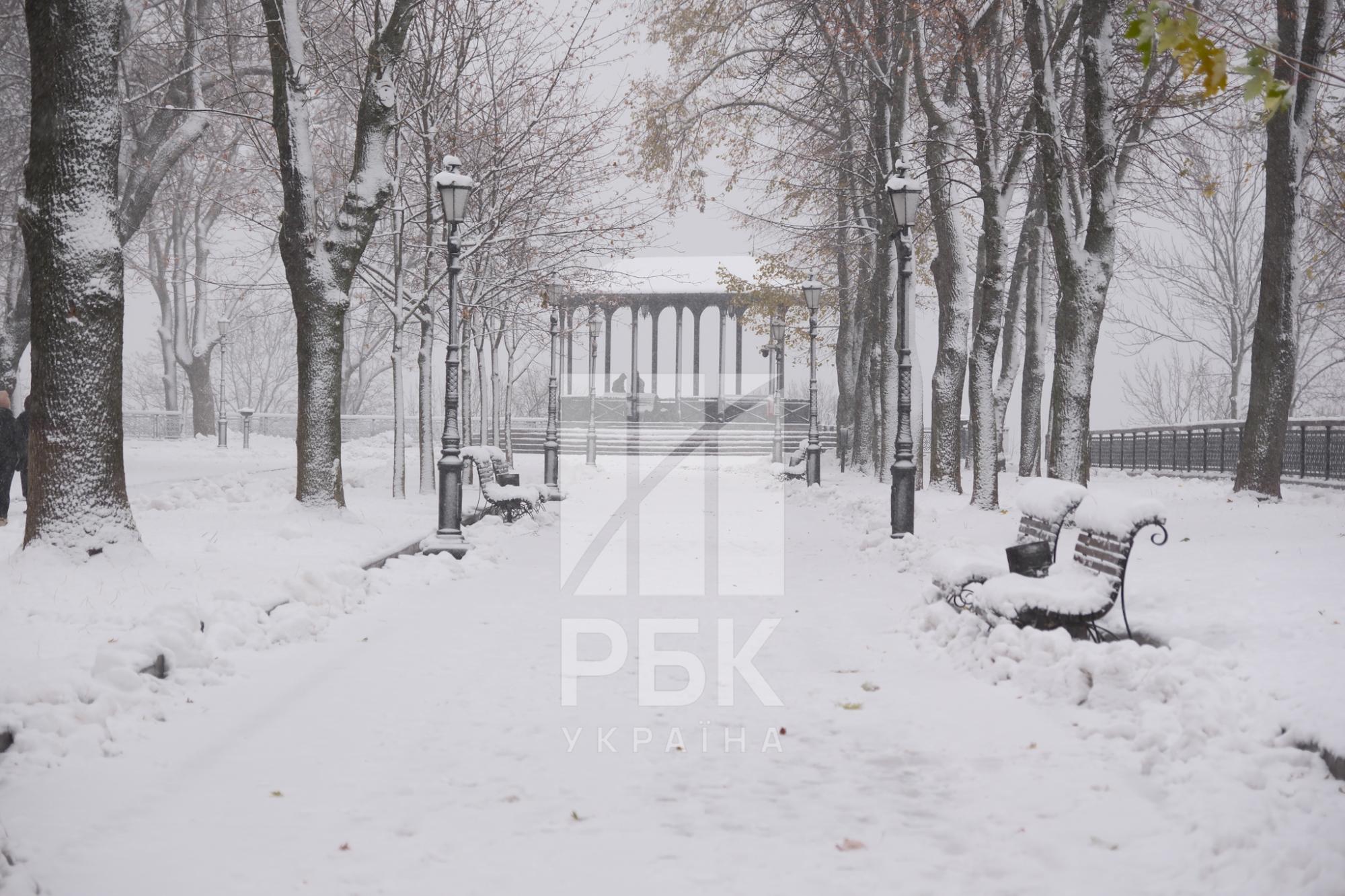 Київ "накрив" снігопад. Що відбувається на дорогах і вулицях міста (фото)